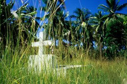 Archipel-des-Comores;-Cimetière;-Cocotier;-Croix;-Détail;-France;-Herbe-haute;-Kaleidos;-Kaleidos-images;-La-parole-à-limage;-Laurent-Abad;-Mayotte;-Mémoire;-Océan-Indien;-Stories-Pictures